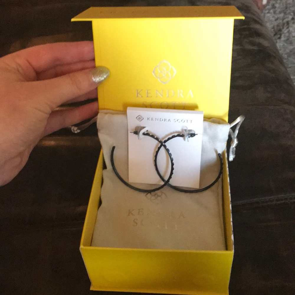 Kendra Scott Navy Val Hoops